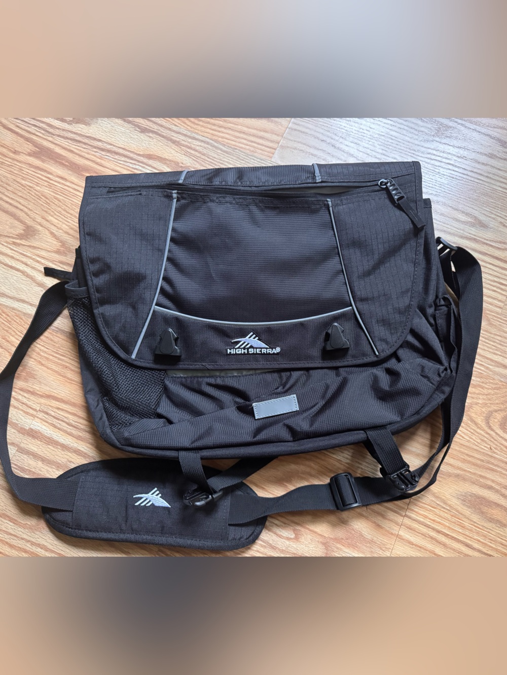 New without tags! Black High Sierra Shoulder Messenger bag for 17" laptop
